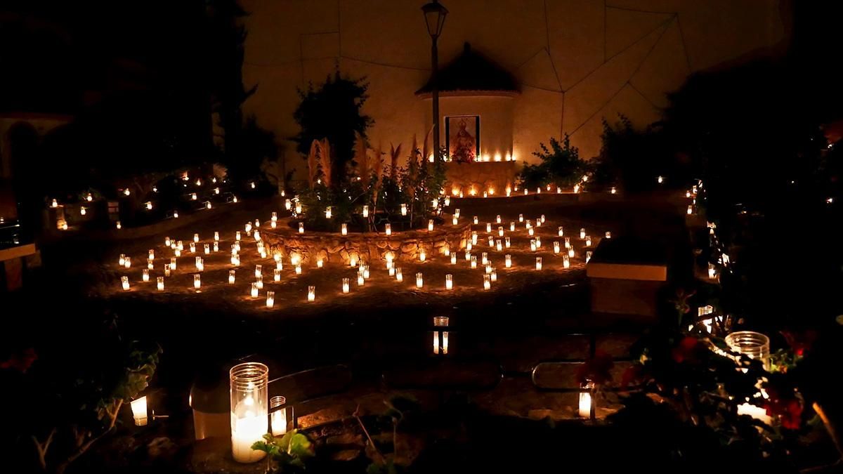 Así lucen las calles de Cañete bajo la luz de más de 7.000 velas
