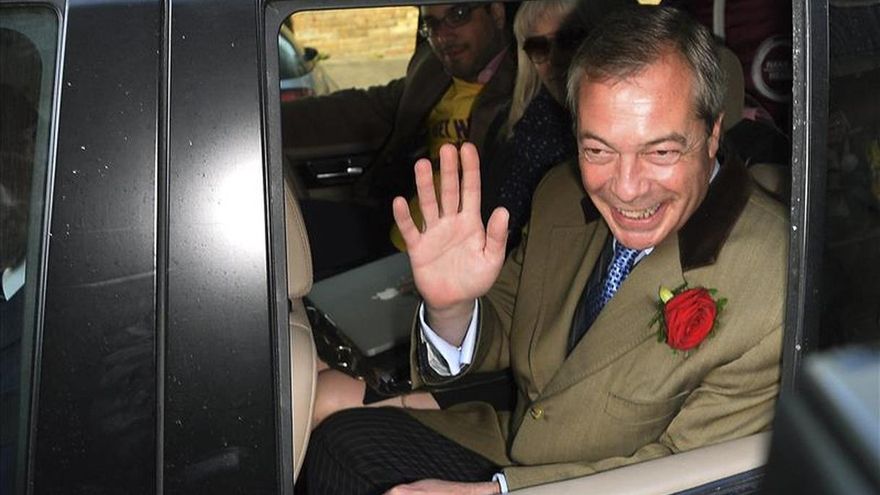 El eurófobo Nigel Farage dimite pero abre la puerta a su regreso