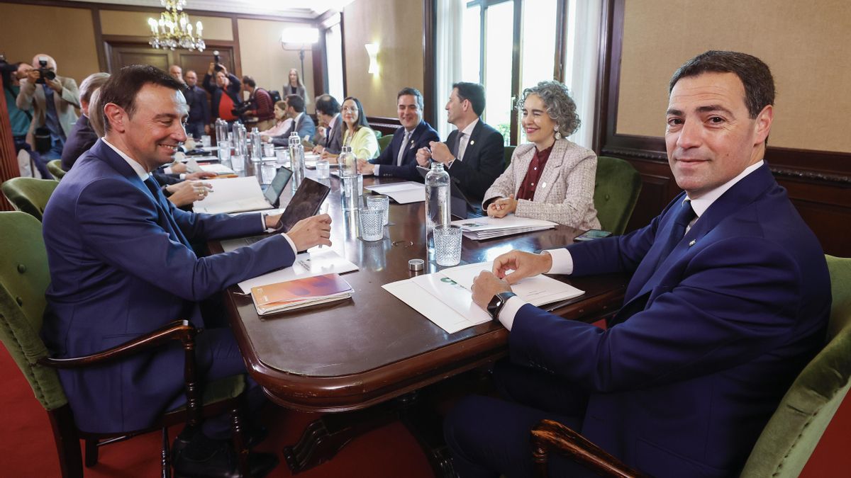 Pradales y su equipo, en la reunión del Consejo de Gobierno del Carlton