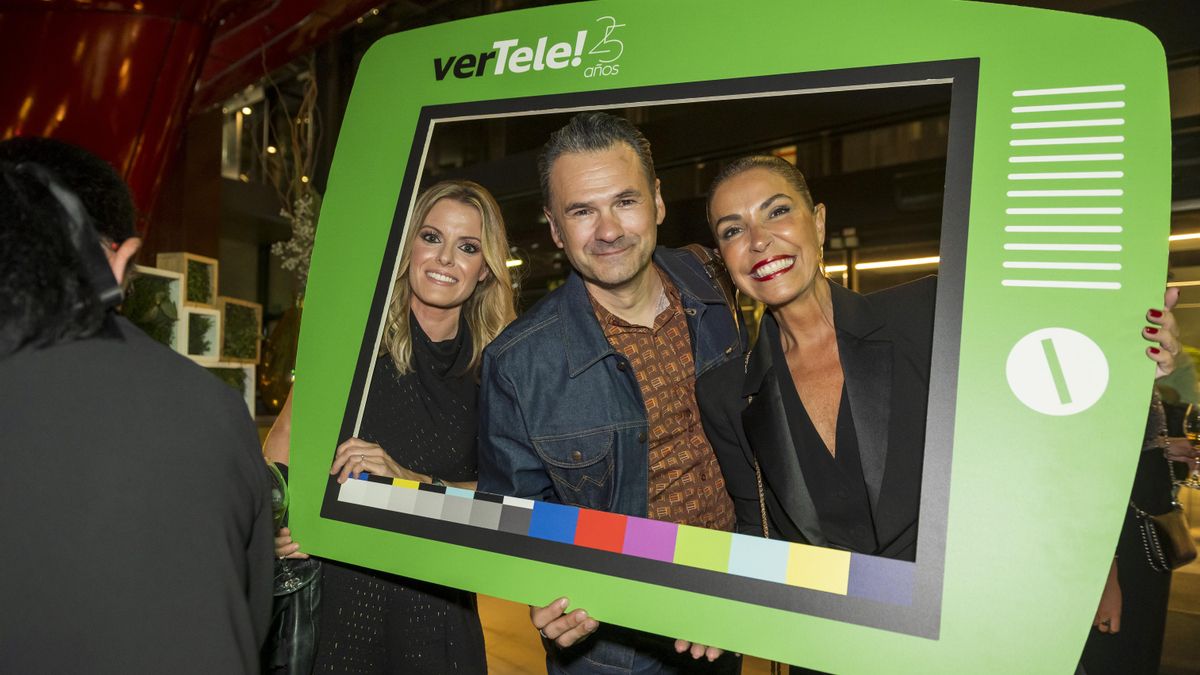 Andrea Ropero, Iñaki López y Sandra Fernández en la fiesta 25 aniversario de verTele