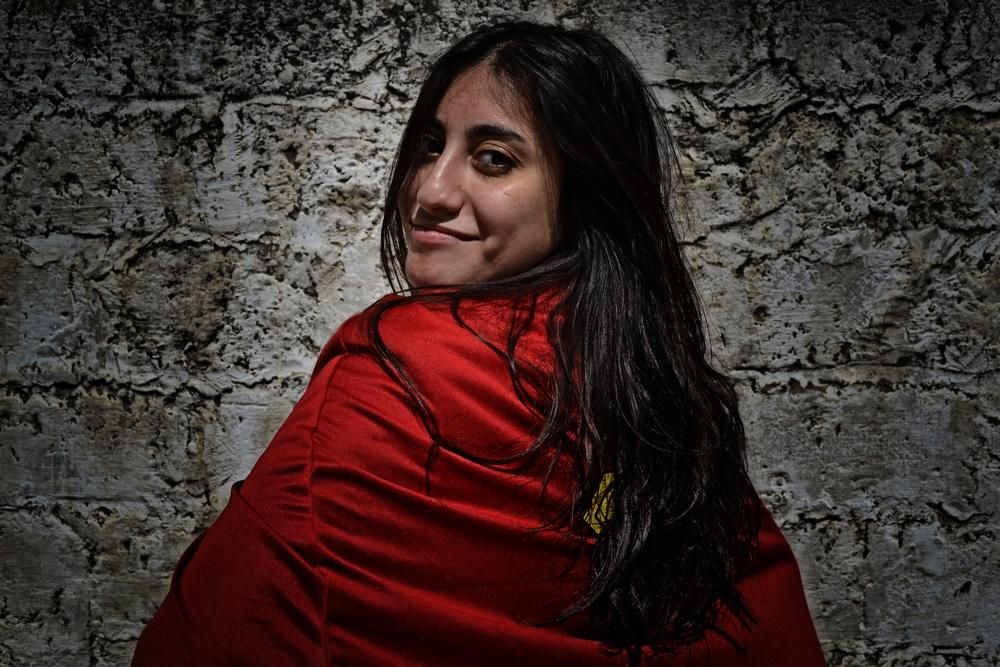 Wafae de 28 años es traductora: “Las acciones de las mujeres de Gaza hablan por sí solas. No necesitamos palabras, pero en lugar de decir que la situación en Gaza es complicada o difícil prefiero decir que es un desafío, pero aún podemos apañárnoslas para estudiar y poder conseguir un trabajo. Nos hace ser flexibles y muy fuertes. Tenemos esperanzas y espero que podamos hacer llegar al mundo nuestro mensaje de que estamos aquí, de que existimos y de que merecemos vivir… para poder cambiar la imagen, no diría mala, pero sí muy arraigada que la gente tiene de nosotros en otros lugares del planeta”.  Fotografía: Ovidiu Tataru.