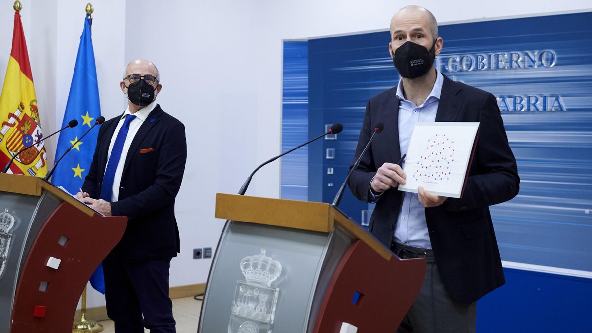 El consejero de Sanidad de Cantabria, Miguel Rodríguez, acompañado del director general de Salud Pública, Reinhard Wallmann