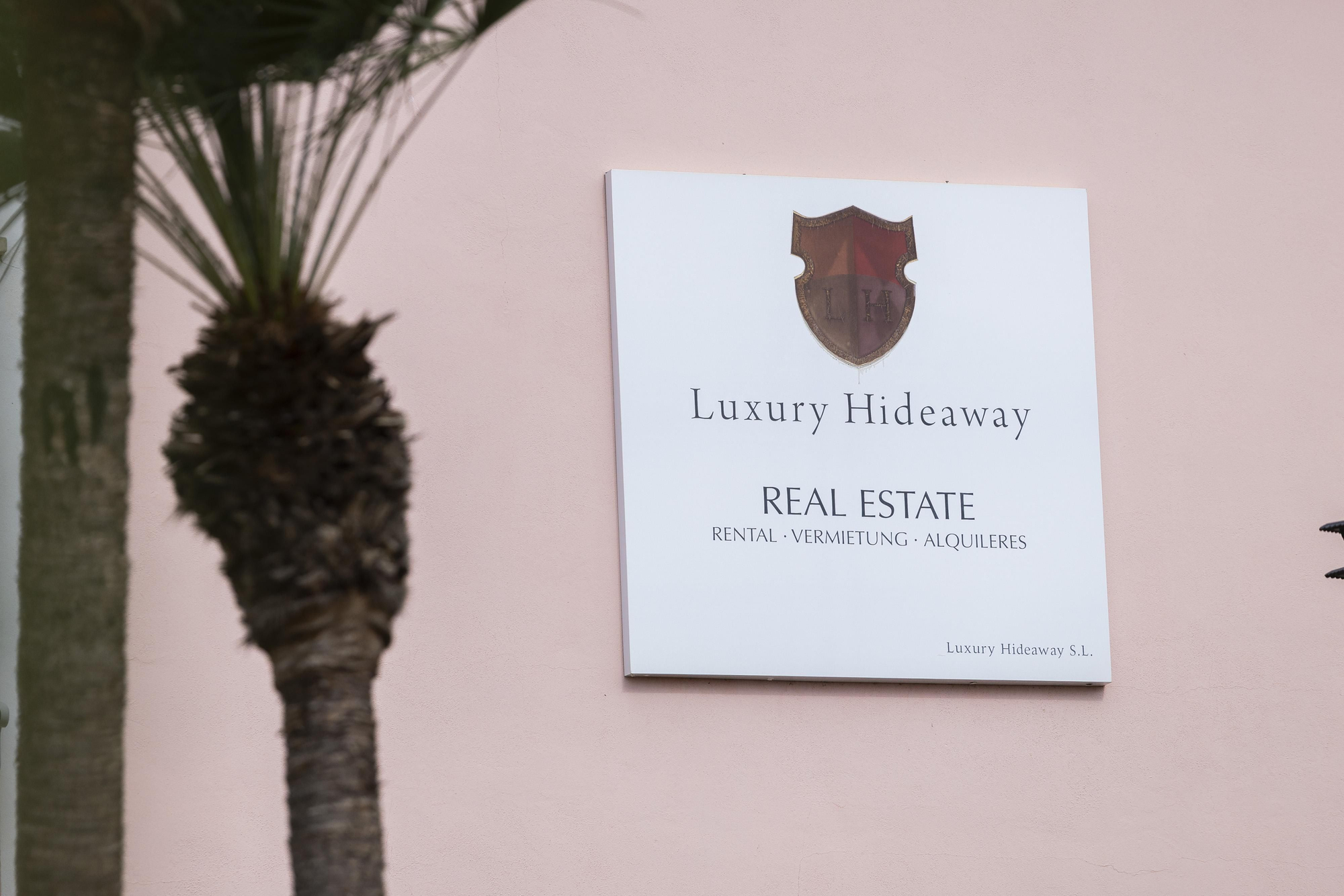 Detalle de la placa que cuelga en las oficinas de Fincaurlaub.de. Luxury Hideaway es una de las marcas del conglomerado empresarial y está especializada en propiedades vacacionales de lujo