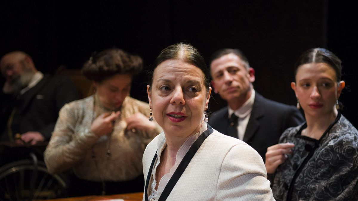En primer plano, María Inés Sancerni, con parte del elenco.