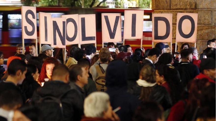 Simpatizantes del partido Fuerza Alternativa Revolucionaria del Común (FARC) protestan este martes contra el asesinato de exguerrilleros que se acogieron al acuerdo de paz y de los que han sido asesinados 186, en Bogotá (Colombia).