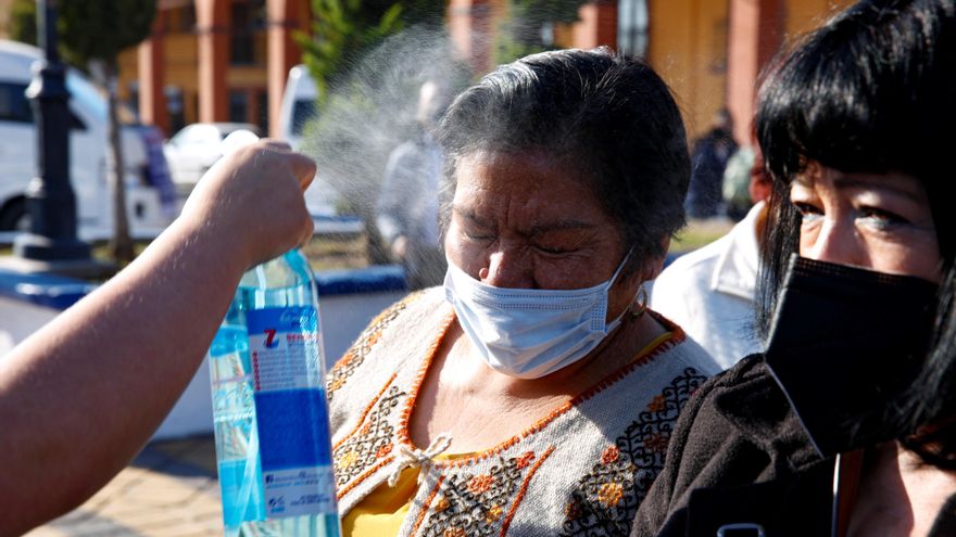 Un funcionario aplica desinfectante a una adulta mayor previo a ser vacunada contra la covid-19, durante una jornada de inmunización en la localidad de San Martín de las Pirámides, en el Estado de México (México). EFE/Carlos Ramírez/Archivo