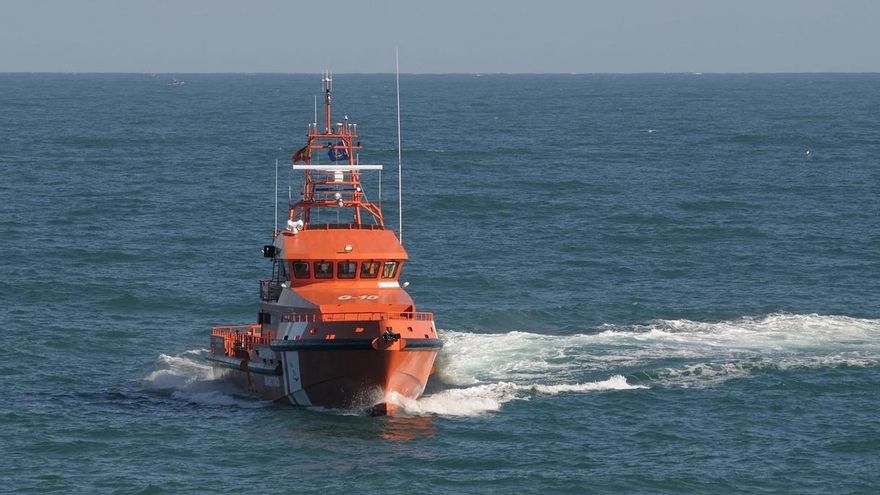 Rescatadas 103 personas entre las que figuran 55 menores de cuatro pateras en aguas del Estrecho