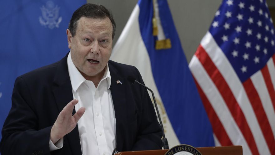 El embajador de Estados Unidos dice que El Salvador redujo un 40 % la migración irregular