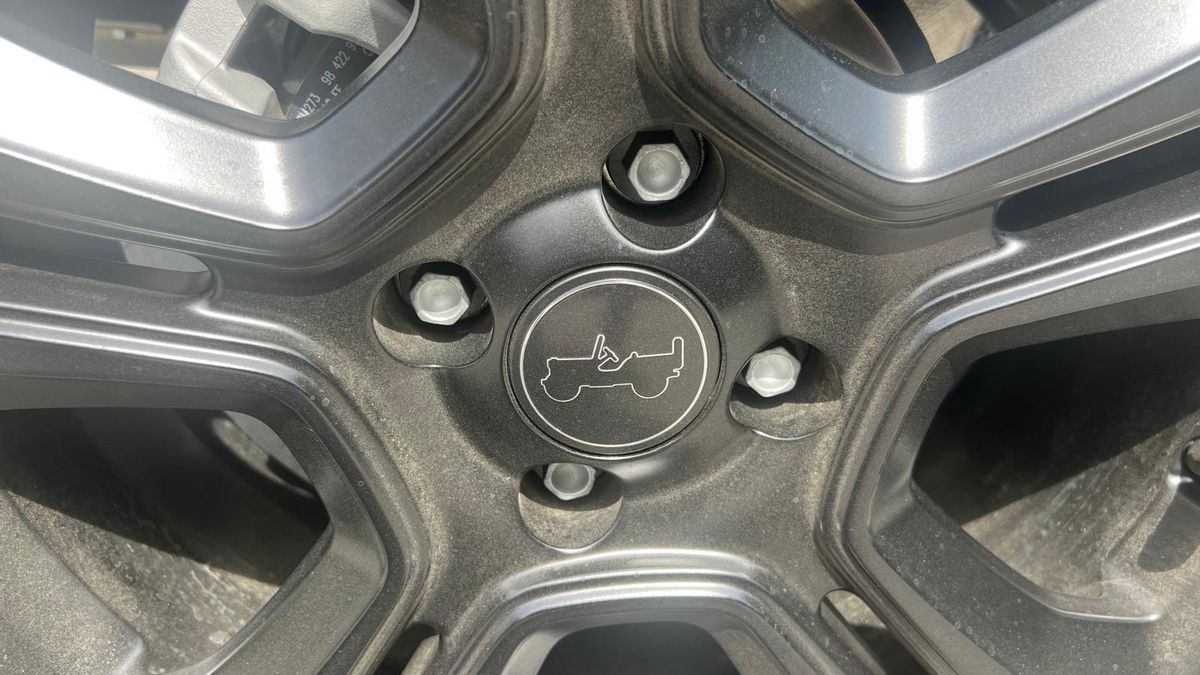 Detalle de la llanta con el recuerdo del Jeep Willys.