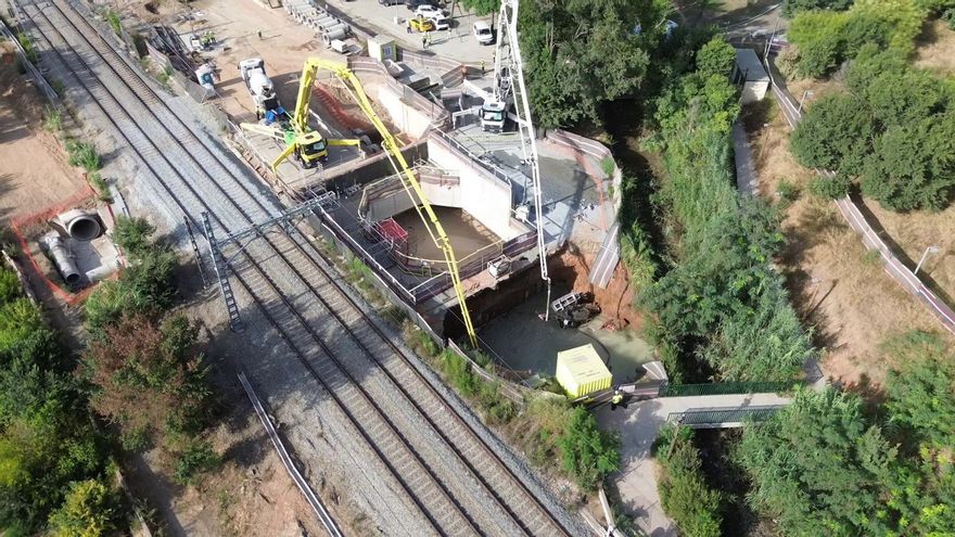 El socavón en la obra de Montcada mantendrá cortadas la R2 y R11 de Rodalies hasta la semana que viene
