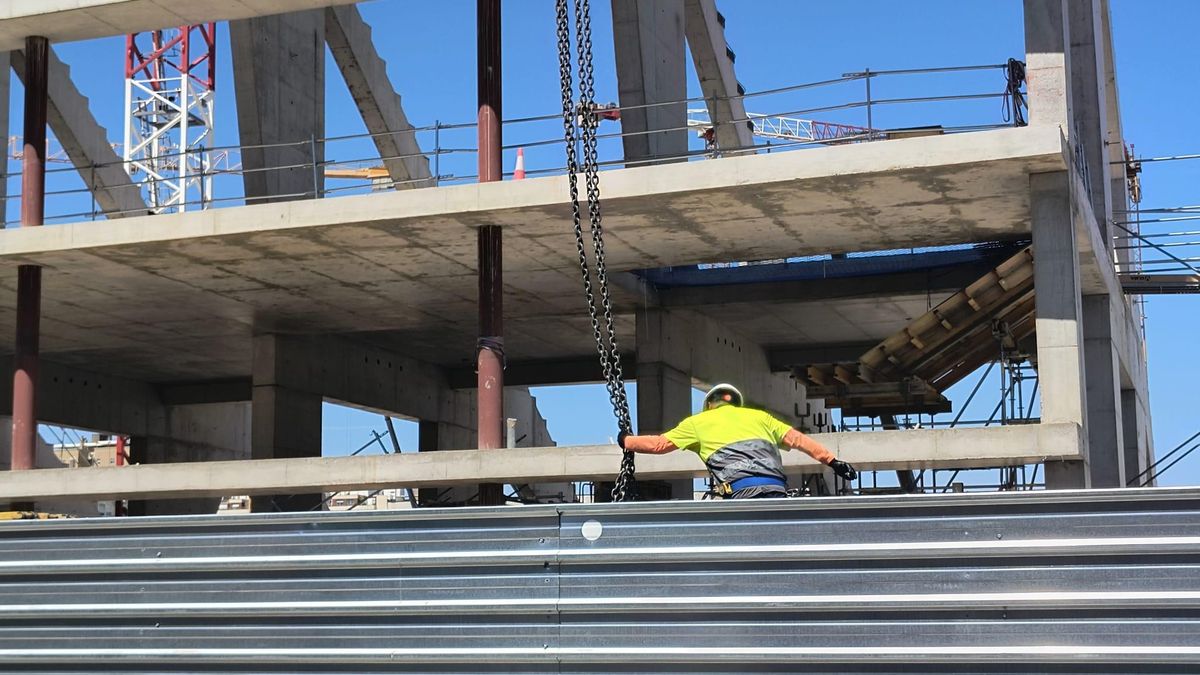 Trabajador con la cadena de una grúa, nueva Romareda.