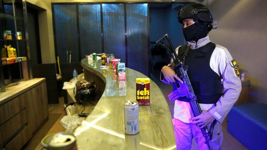 La policía Indonesia arresta a 51 hombres por celebrar una supuesta fiesta gay en una sauna