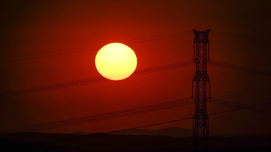 Cada consumidor de luz aún tiene 261 euros de deuda eléctrica: faltan cuatro años para devolver 7.866 millones