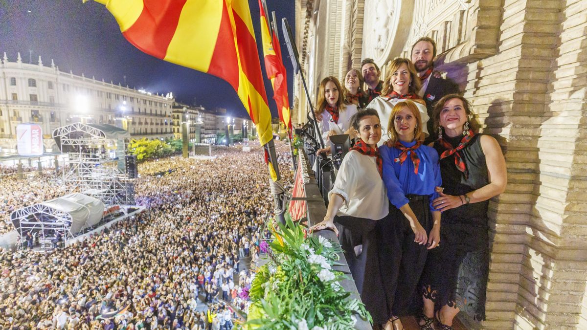 Los pregoneros en el balcón del consistorio tras la lectura del pregón de inicio de las Fiestas del Pilar.