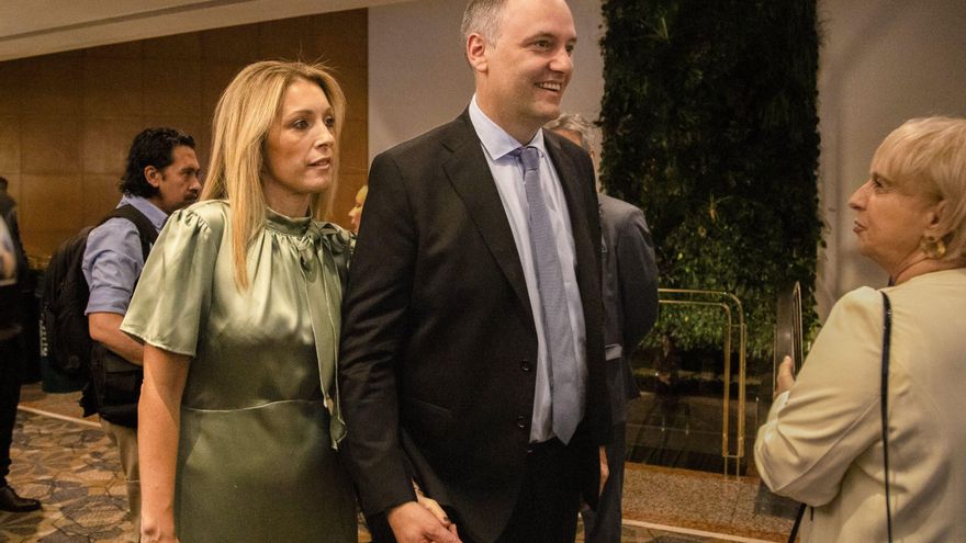 Escándalo por el avión presidencial: Adorni dijo que su esposa viajó "invitada" por Javier Milei