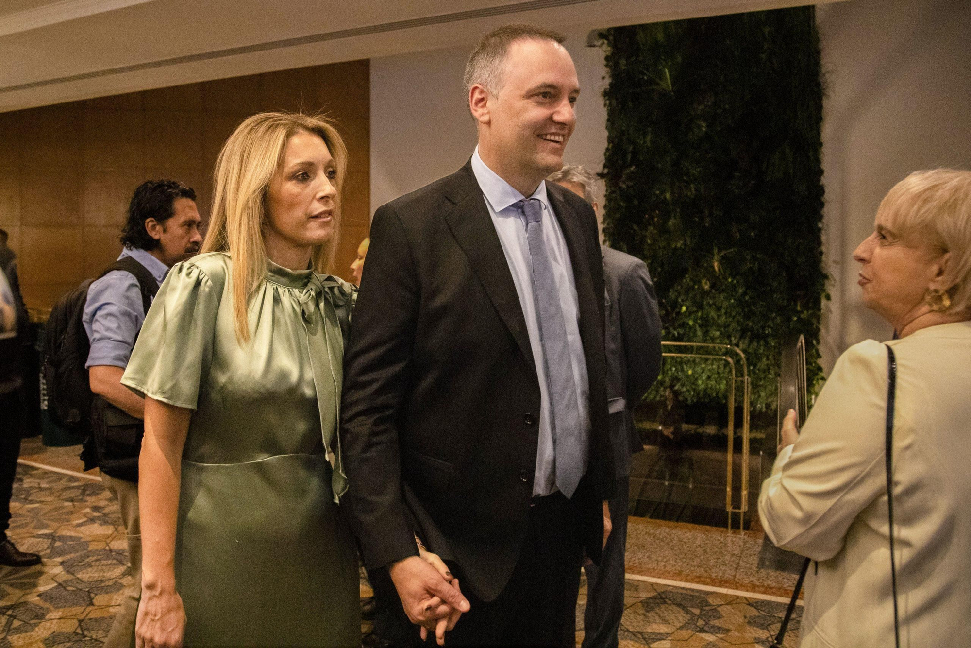 Manuel Adorni junto a su esposa.
