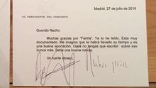 Tarjetón oficial del presidente del Gobierno para felicitar al autor de Fariña, Nacho Carretero