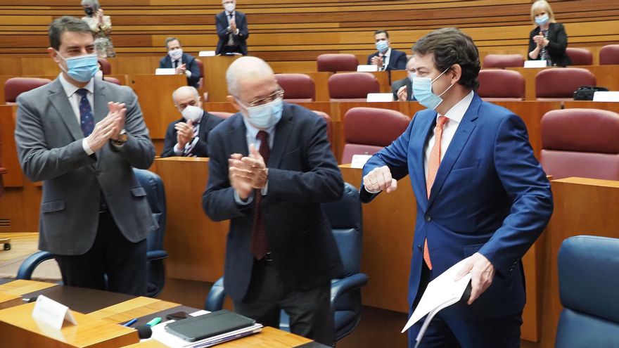 Igea junto a Mañueco al inicio del pleno de la moción de censura