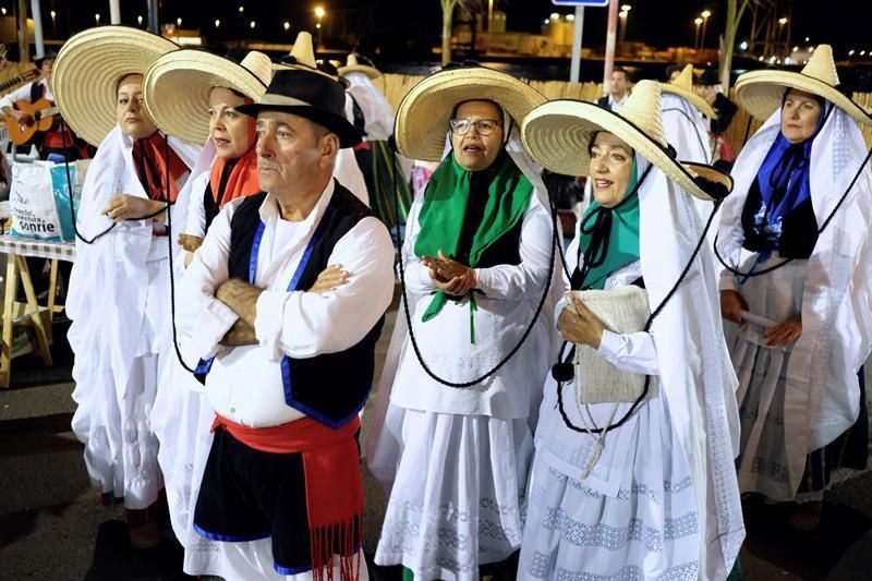 Numerosas personas atavidas con trajes típicos en el gran Baile de Taifas de Fuerteventura.