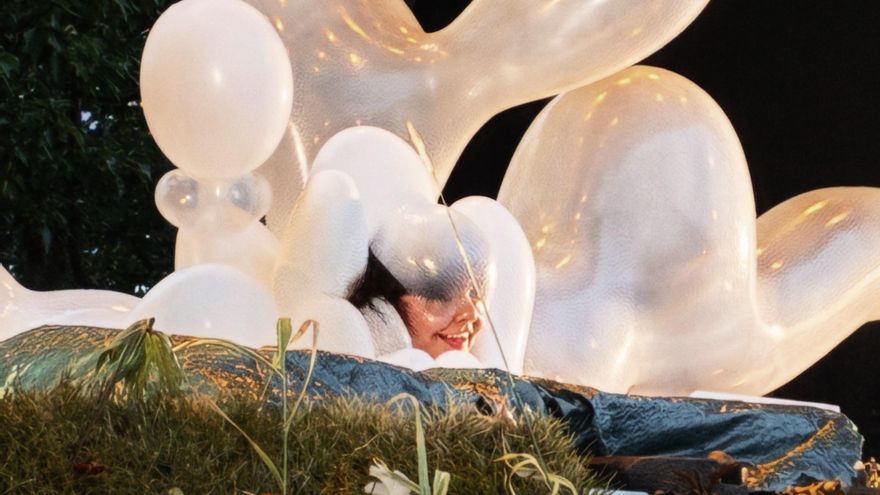 En la rave del eclipse con Björk en Islandia: las nubes se comen el cielo, pero no la música
