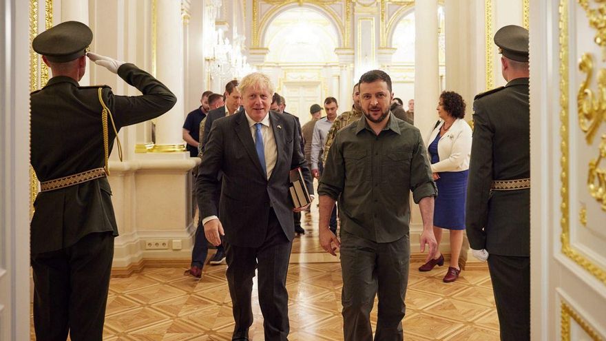 Boris Johnson y Volodímir Zelenski durante la segunda visita, inesperada, del primer ministro británico a Kiev.