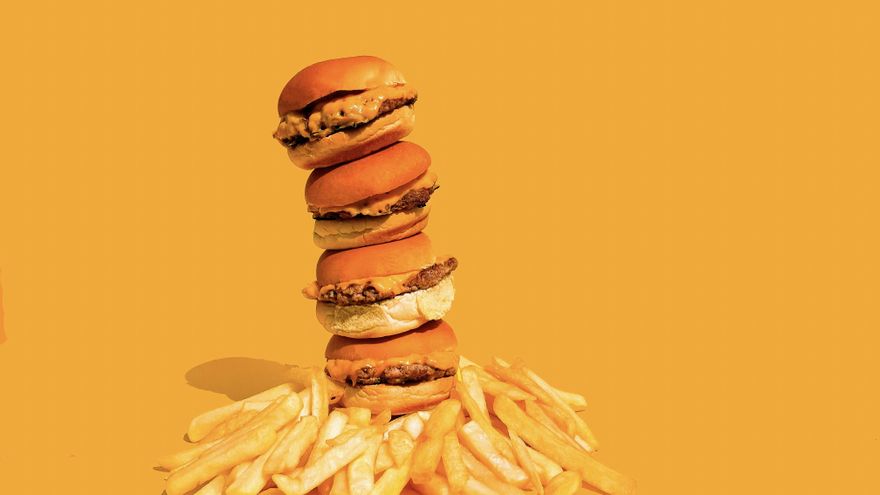 Panchos, hamburguesas y alfajores, rápido y de parado: el achicamiento de la clase media redefine la gastronomía