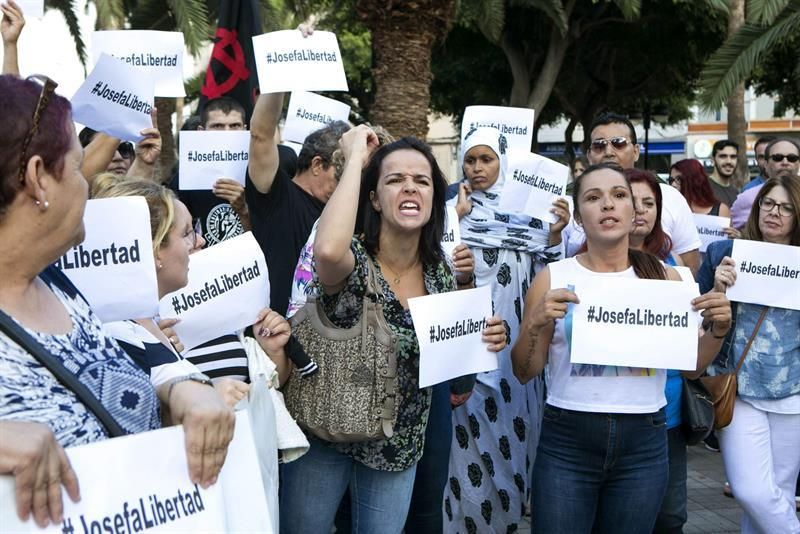 Concentración para pedir el indulto de Josefa en la Delegación del Gobierno en Las Palmas de G.C.(EFE/QUIQUE CURBELO)
