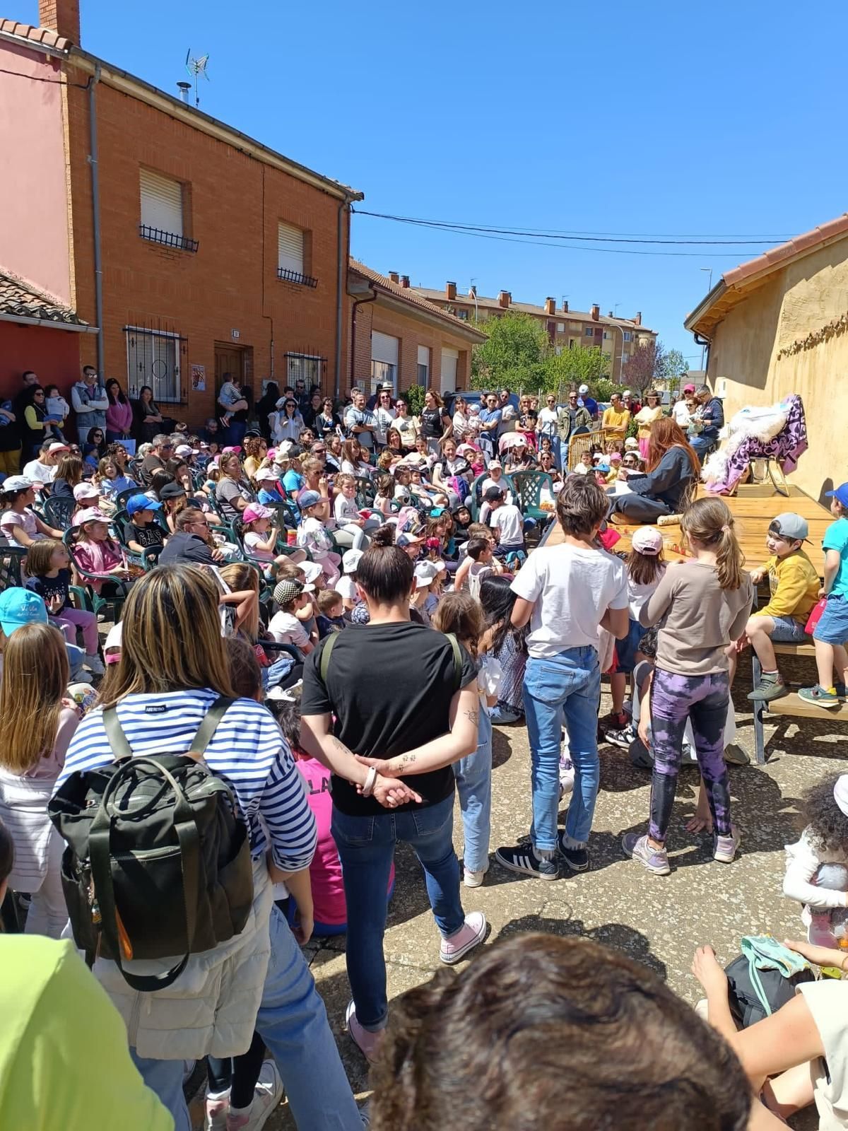 Ambiente en uno de los cuentacuentos en Almanza, archivo.