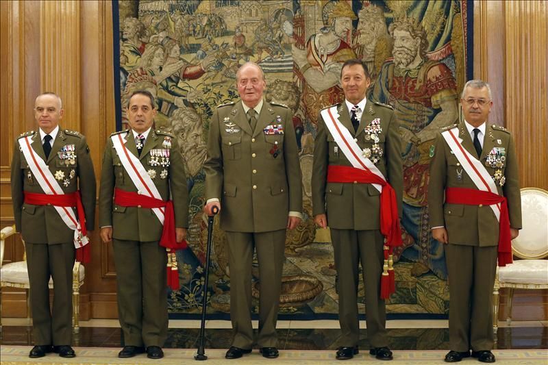 El Rey camina ya ayudándose de una sola muleta