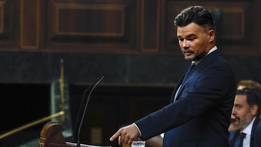 El portavoz de ERC, Gabriel Rufián señala el papel arrugado en el que ha convertido su discurso durante la sesión de control al Gobierno en el Congreso de los Diputados celebrada este miércoles. EFE/J.J.Guillén