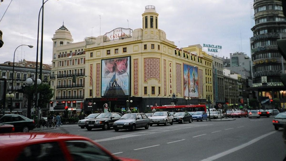 Vista de los Cines Callao en 1997, promocionando el estreno de Titanic