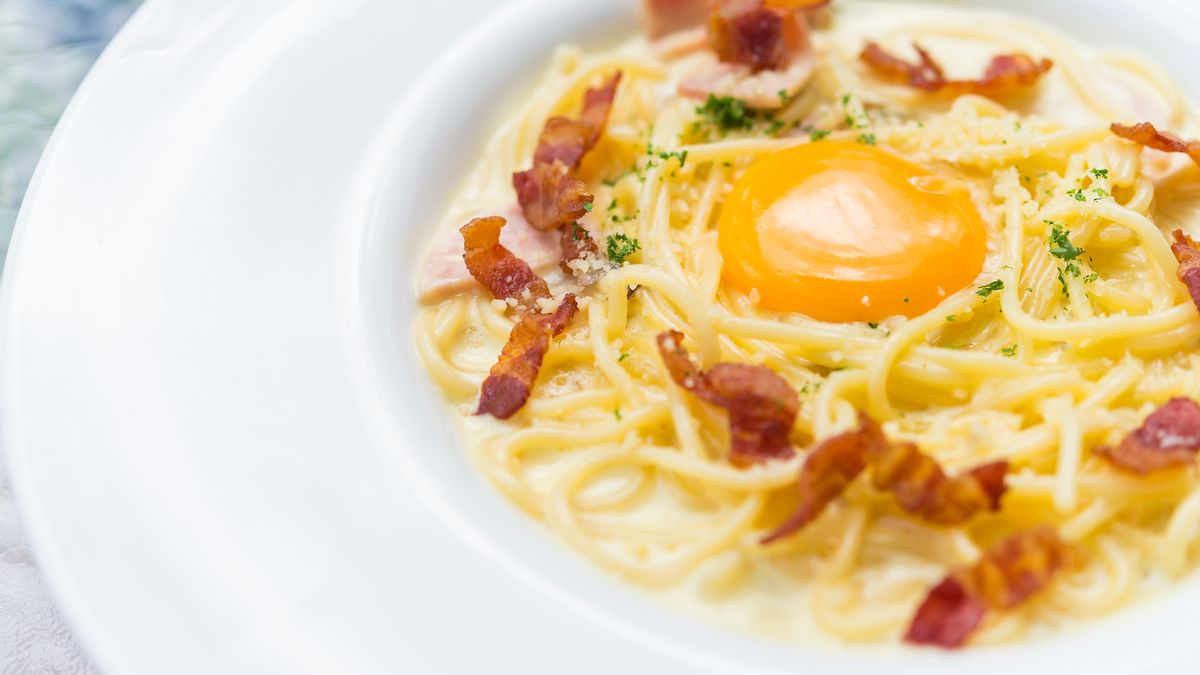 La carbonara original se prepara con huevo, y no con nata