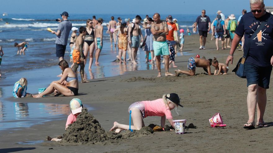 Numerosos turistas en la playa de Maspalomas este jueves Santo. EFE/ Elvira Urquijo A.