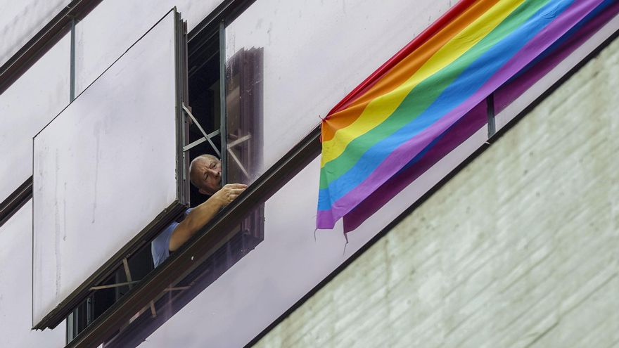 El PSOE cuelga la bandera LGTBI en los edificios de Valladolid donde la derecha se niega