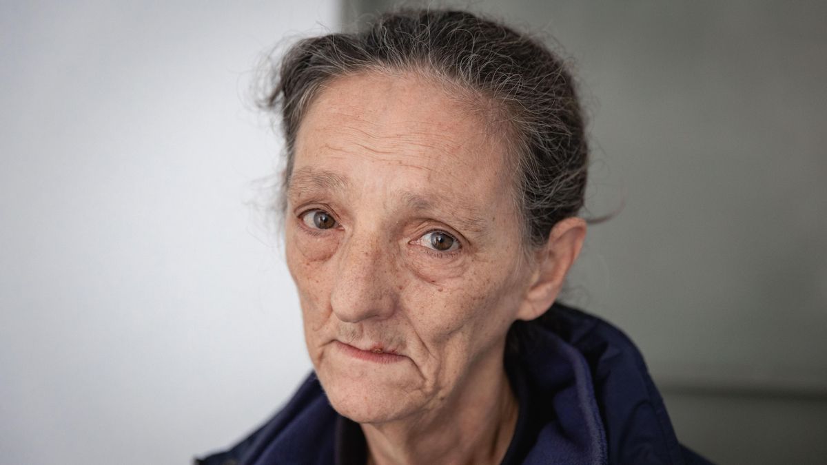 La presión ciudadana paraliza el desahucio de Sole en València.