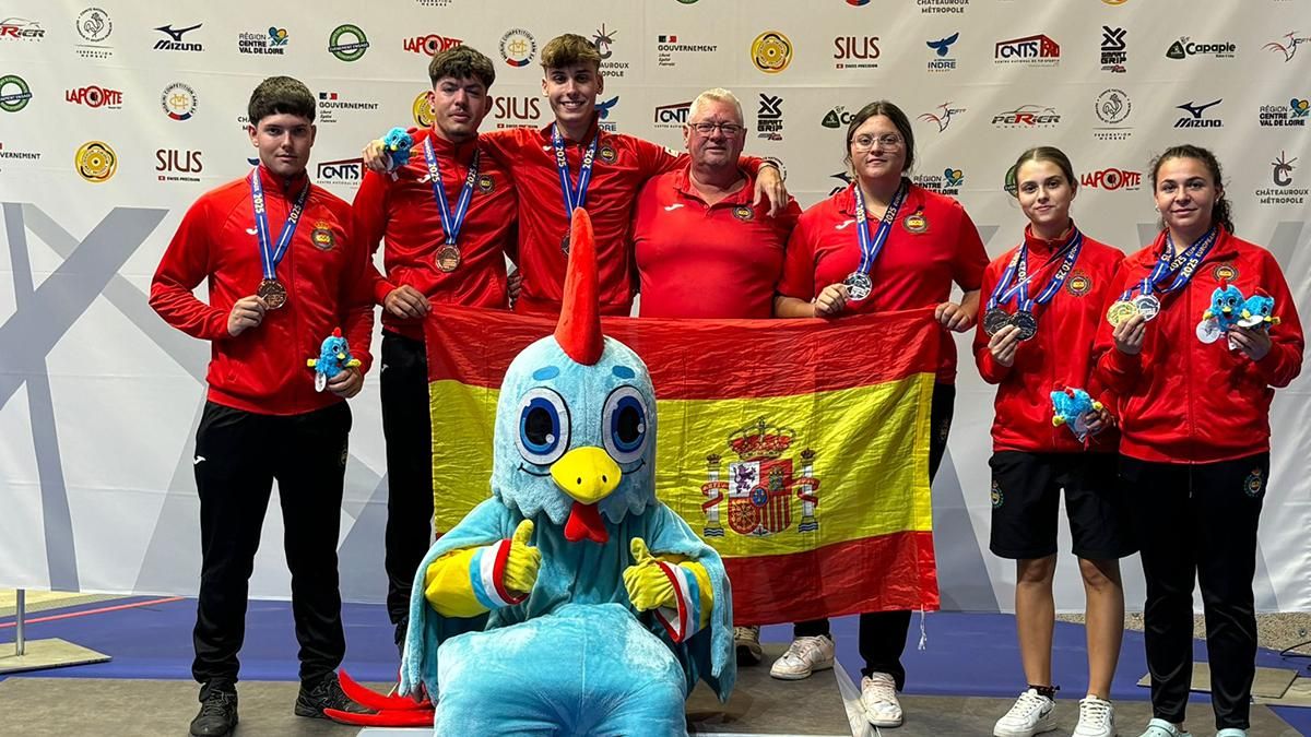 Imagen de los equipos masculino y femenino en el podio de tiro olímpico.