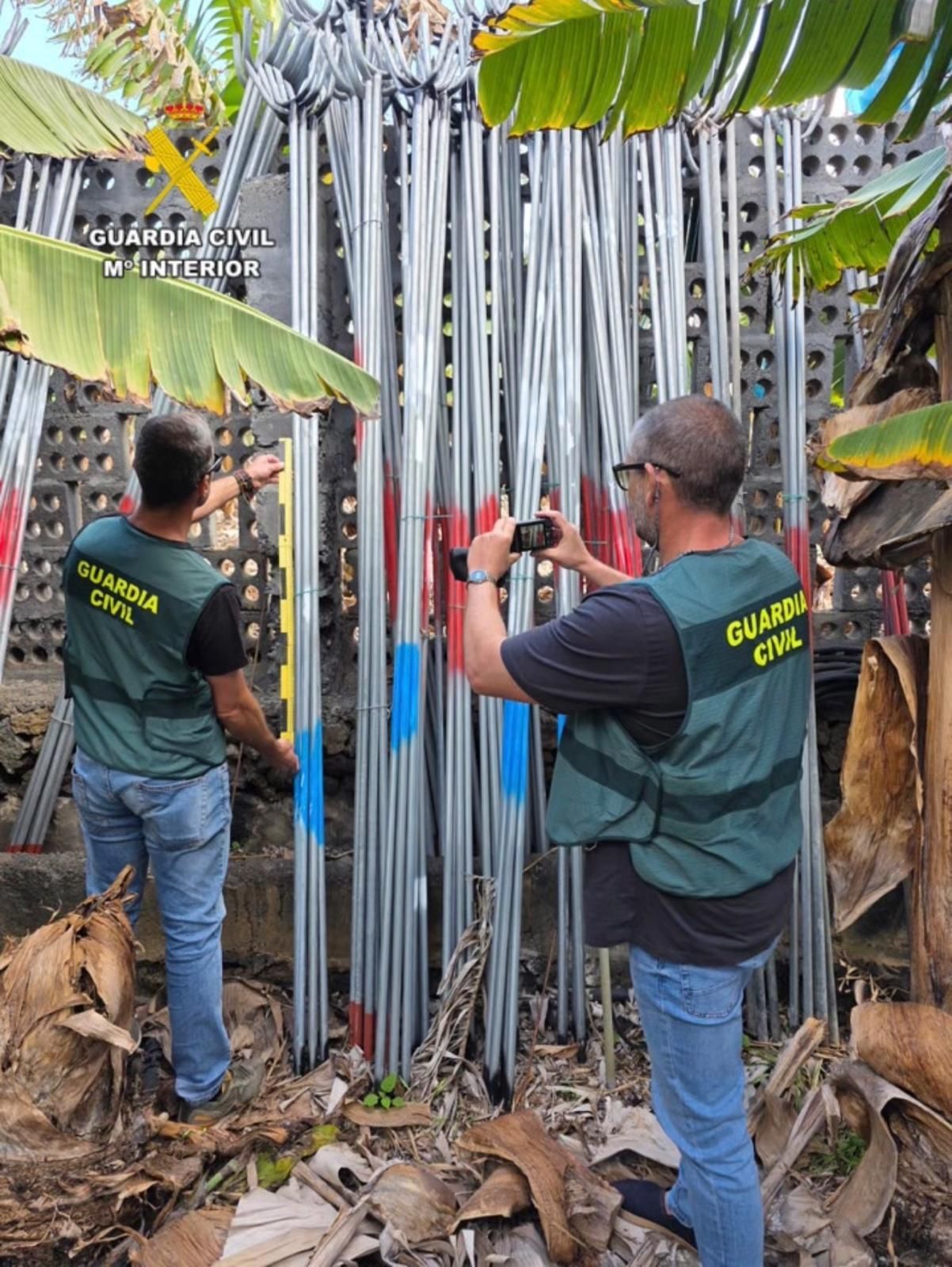Agentes de la Guardia Civil junto a los estacones sustraídos. GUARDIA CIVIL