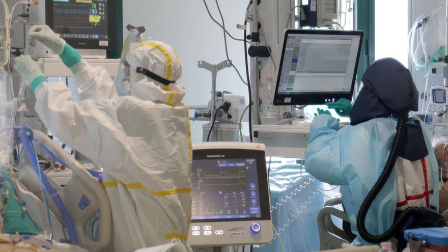 Trabajadores sanitarios con monos y máscaras protectoras en la nueva unidad de cuidados intensivos del Hospital Mayor durante la segunda oleada de la pandemia de Coronavirus Covid-19, Bolonia, Italia