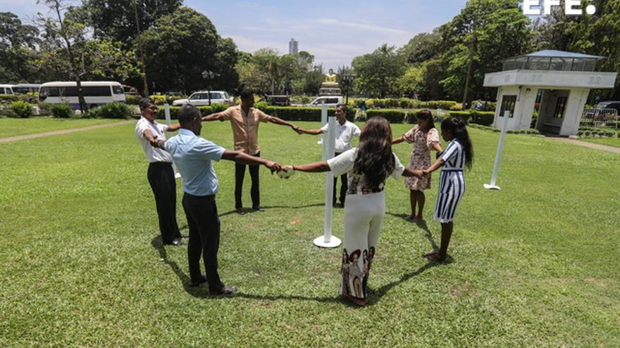 El fenómeno astronómico 'día sin sombra' crea un espectáculo en la capital de Sri Lanka