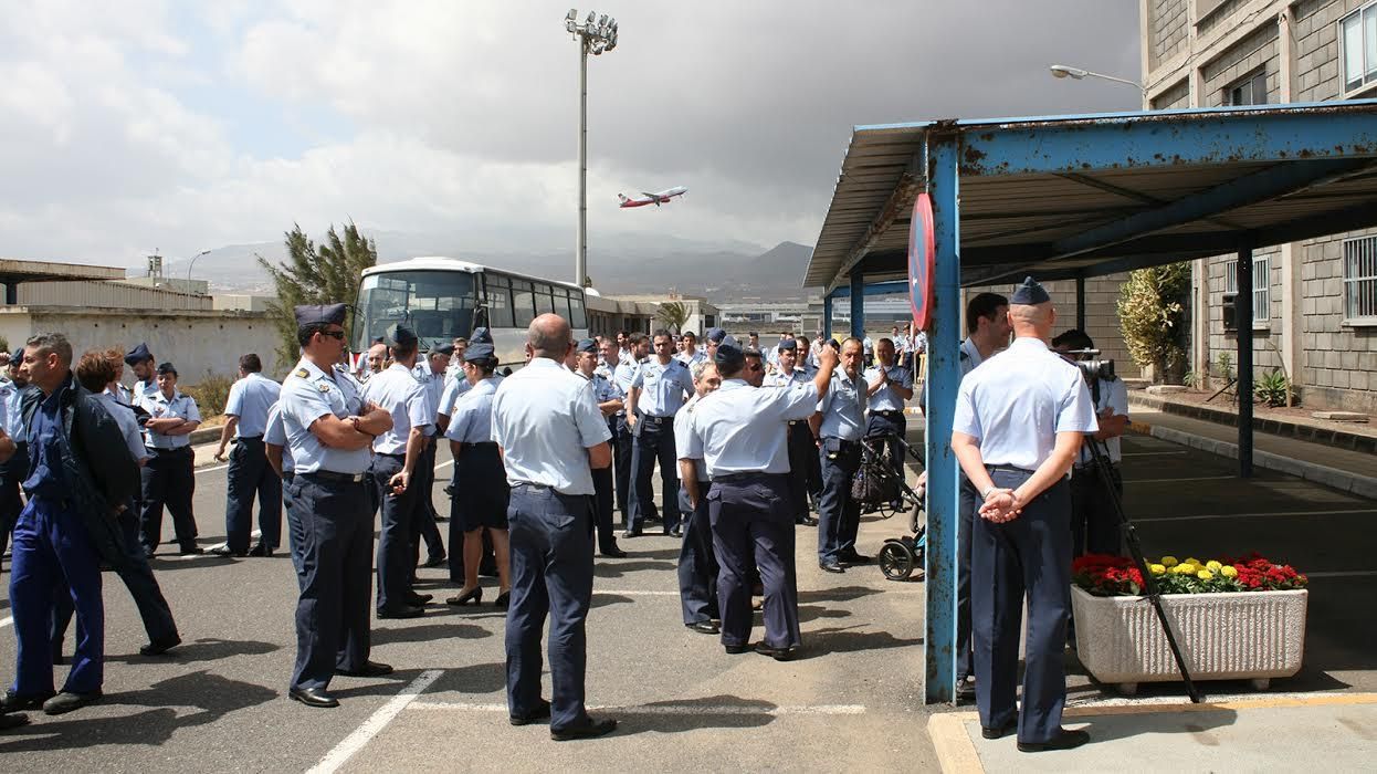 Acto de homenaje a los cuatro militares que fallecieron en el accidente del helicóptero del SAR. (ALEJANDRO RAMOS)