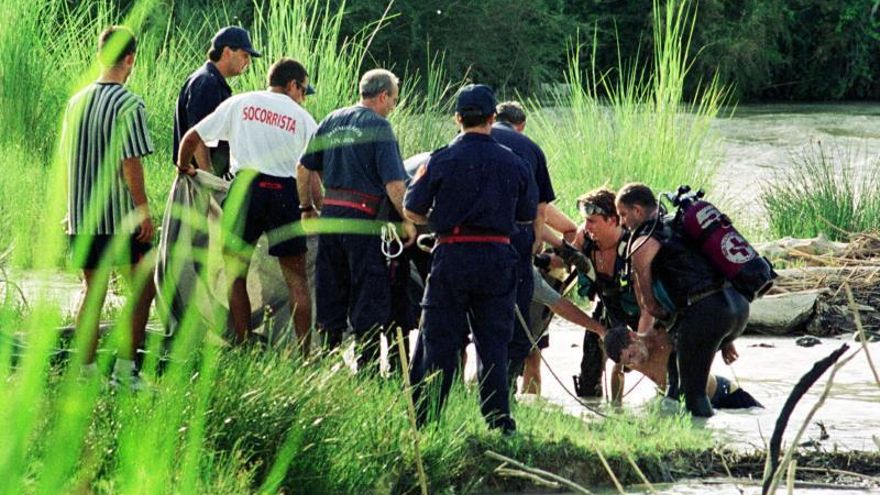 Submarinistas de la Cruz Roja recuperan el cadáver de una persona ahogada.