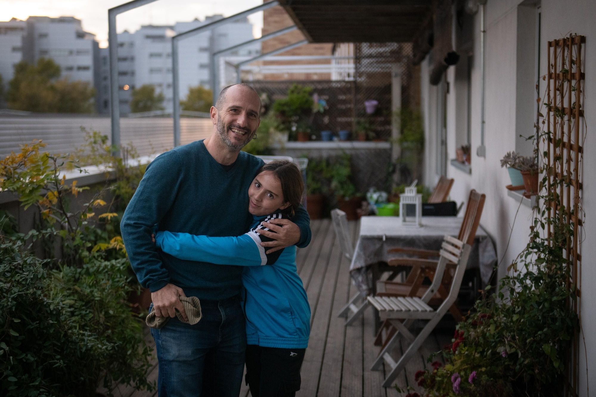 Nacho García y su hija Olivia, en la promoción de vivienda cooperativa en cesión de uso de Entrepatios, en Usera