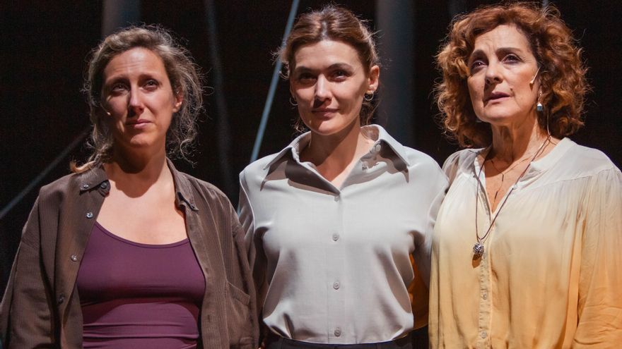 Alberto Conejero sorprende con un profundo retrato generacional de la mujer en 'Tres noches en Ítaca'