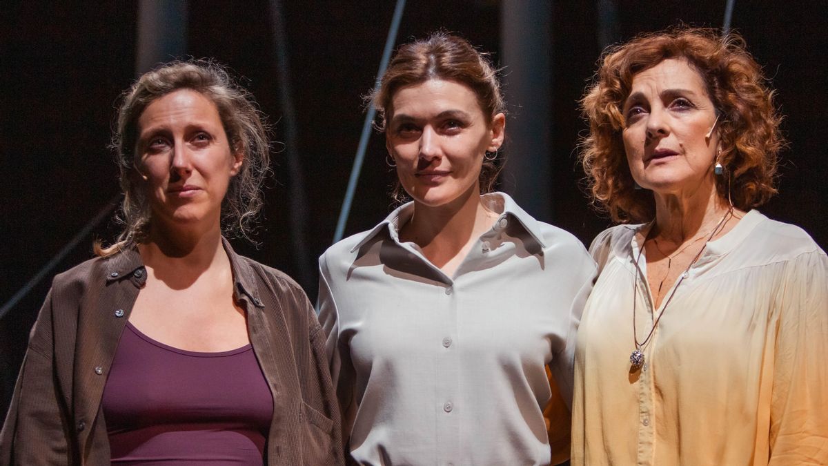 Alberto Conejero sorprende con un profundo retrato generacional de la mujer en 'Tres noches en Ítaca'