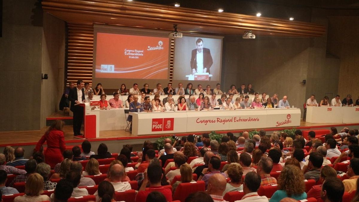 Tomás Gómez, flanqueado por su Ejecutiva, en el Congreso Extraordinario del PSM
