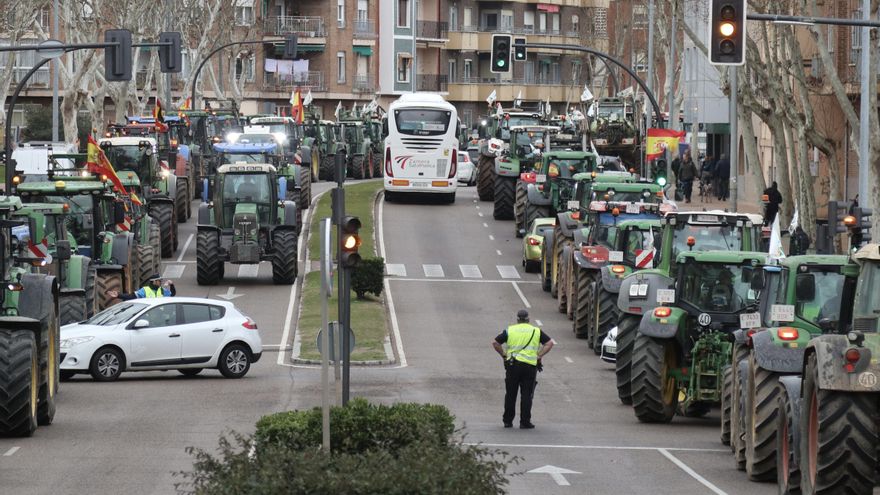 Investigan por delito a agricultores que cortaron la Autovía de Castilla en Zamora
