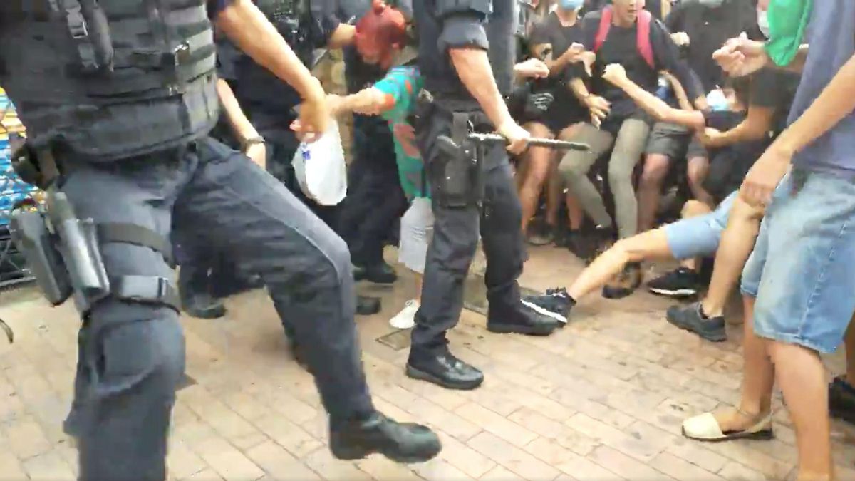 Cargas de los Mossos en un desahucio en el barrio del Carmel