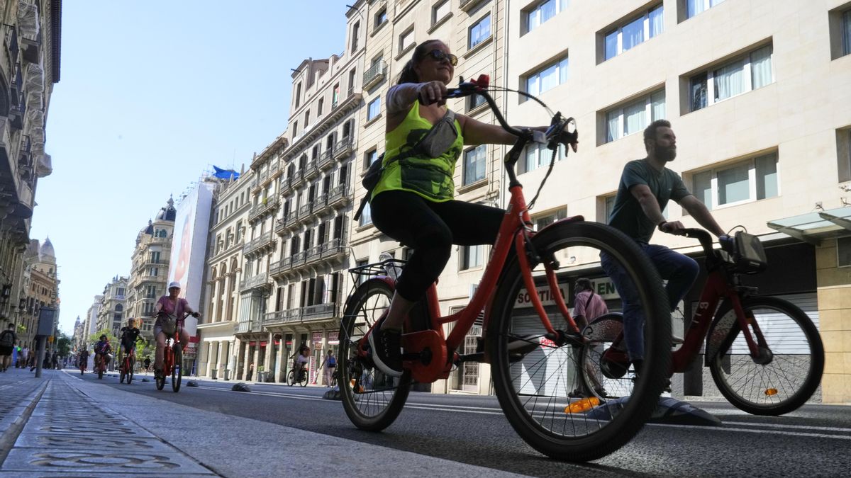 Barcelona sanciona 33 vehículos al mes por parar encima del carril bici y los ciclistas lo tachan de "ridículo"