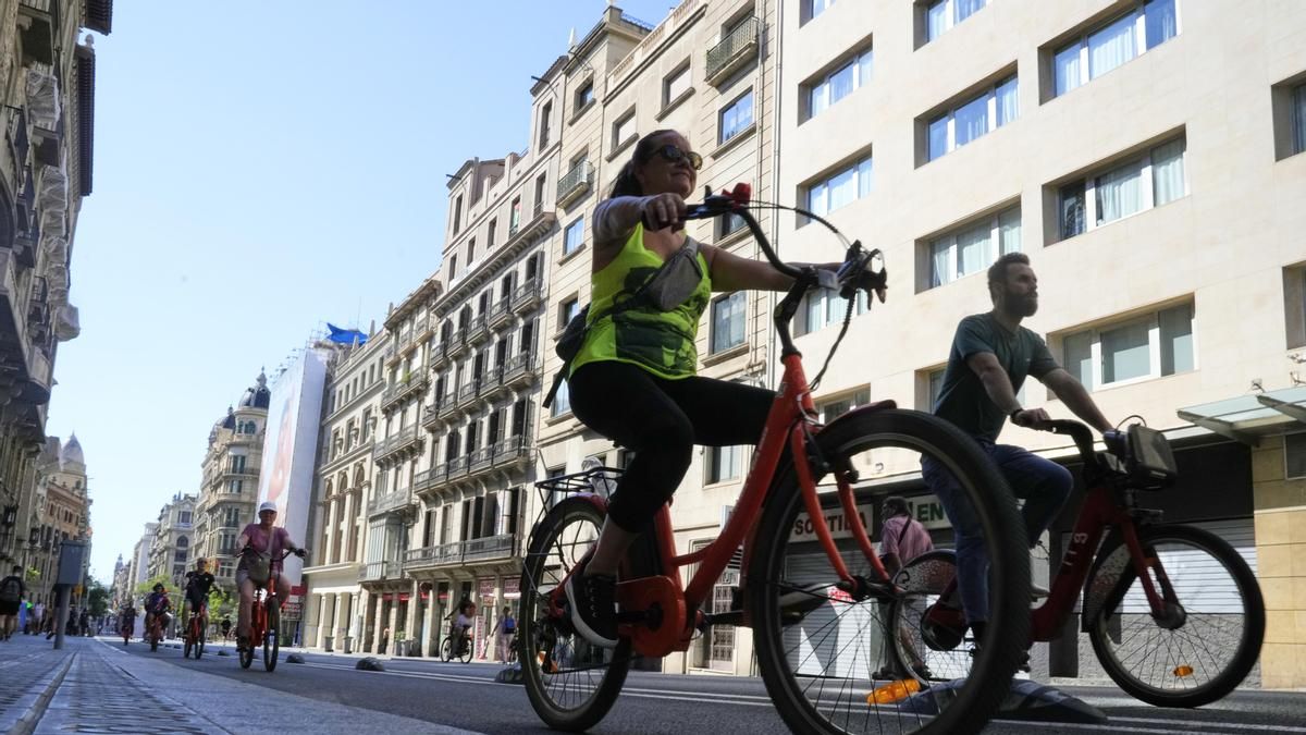 Esta es la ayuda que puedes recibir en Barcelona si te compras una bicicleta eléctrica: plazos, requisitos y cómo pedirla