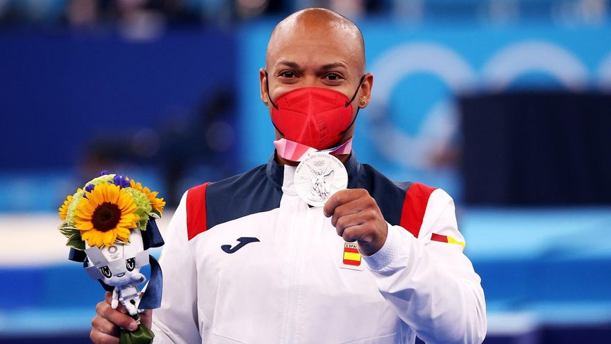 Ray Zapata con su medalla de plata en suelo en Tokio 2020